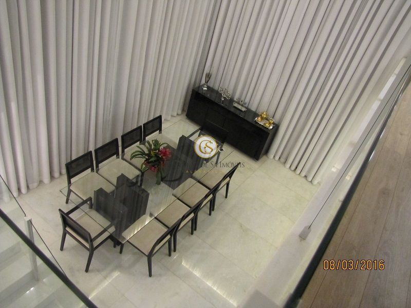 Sala de jantar com pé direito duplo e piso em mármore - 4250