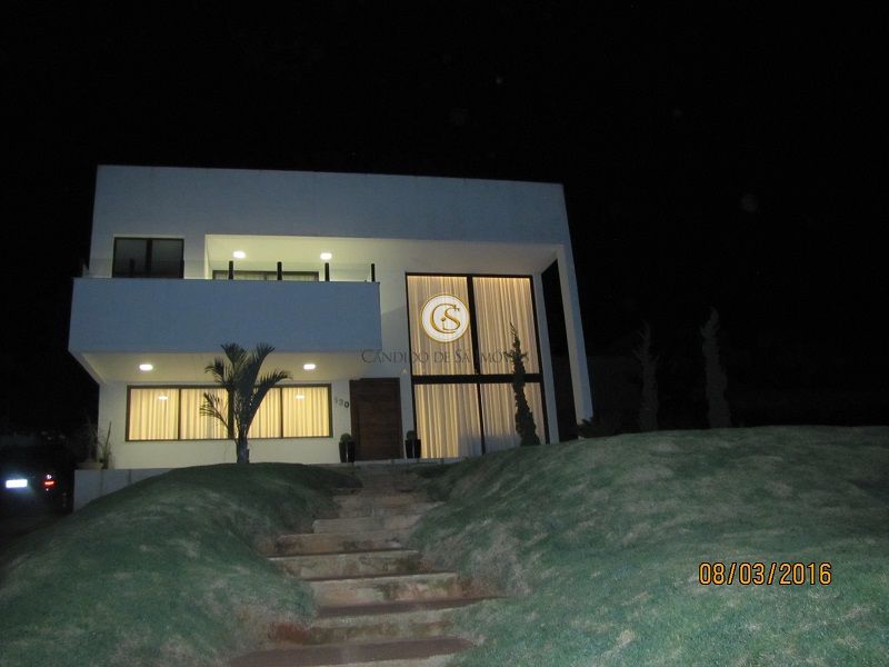 Fachada com gramado na entrada - 4250