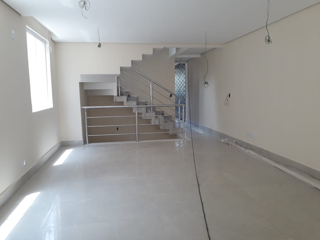 Casa à venda com 4 quartos, 320m² - Foto 2