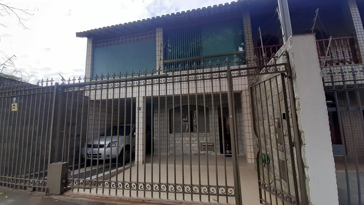 Casa à venda com 3 quartos, 141m² - Foto 1