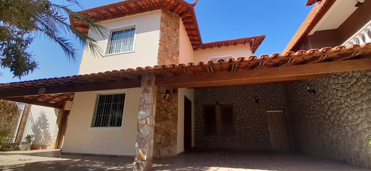 Casa à venda com 4 quartos, 325m² - Foto 1