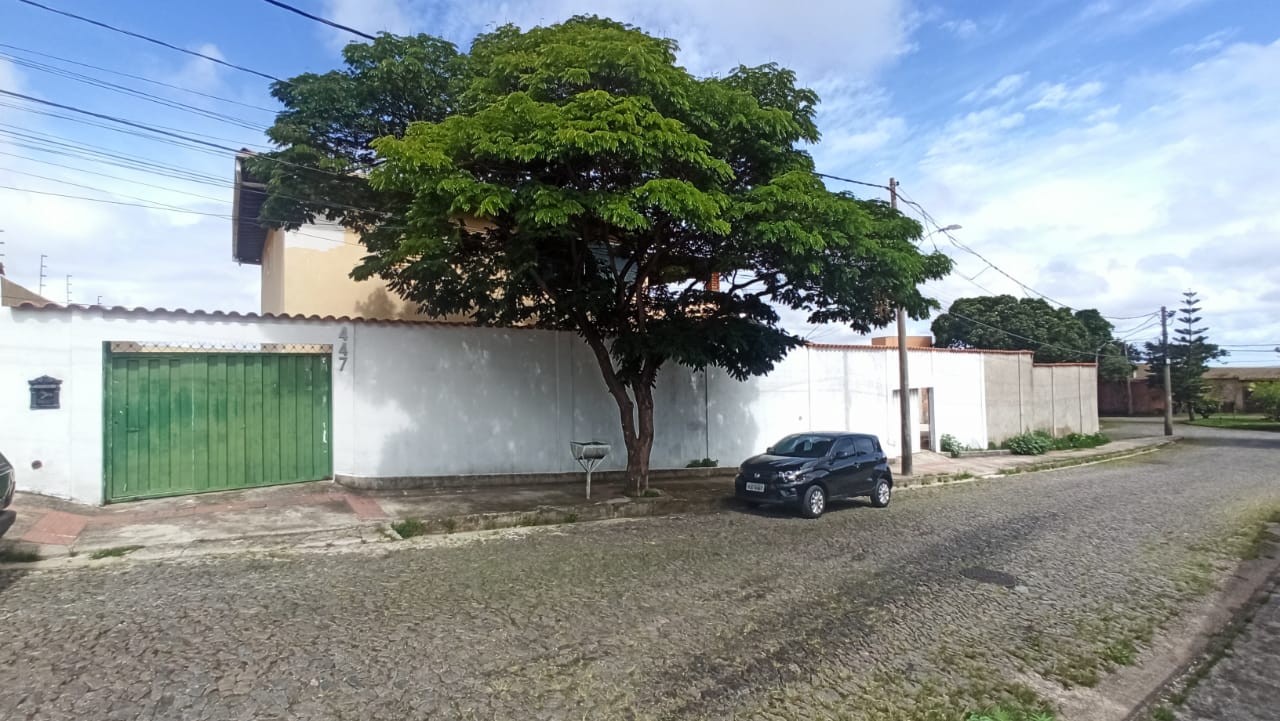 Casa à venda com 4 quartos, 589m² - Foto 1