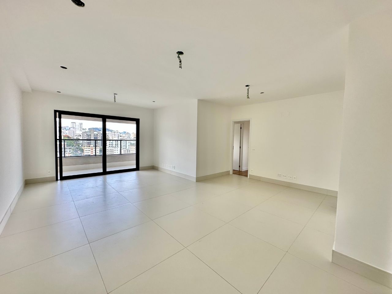 Apartamento à venda com 4 quartos, 143m² - Foto 2