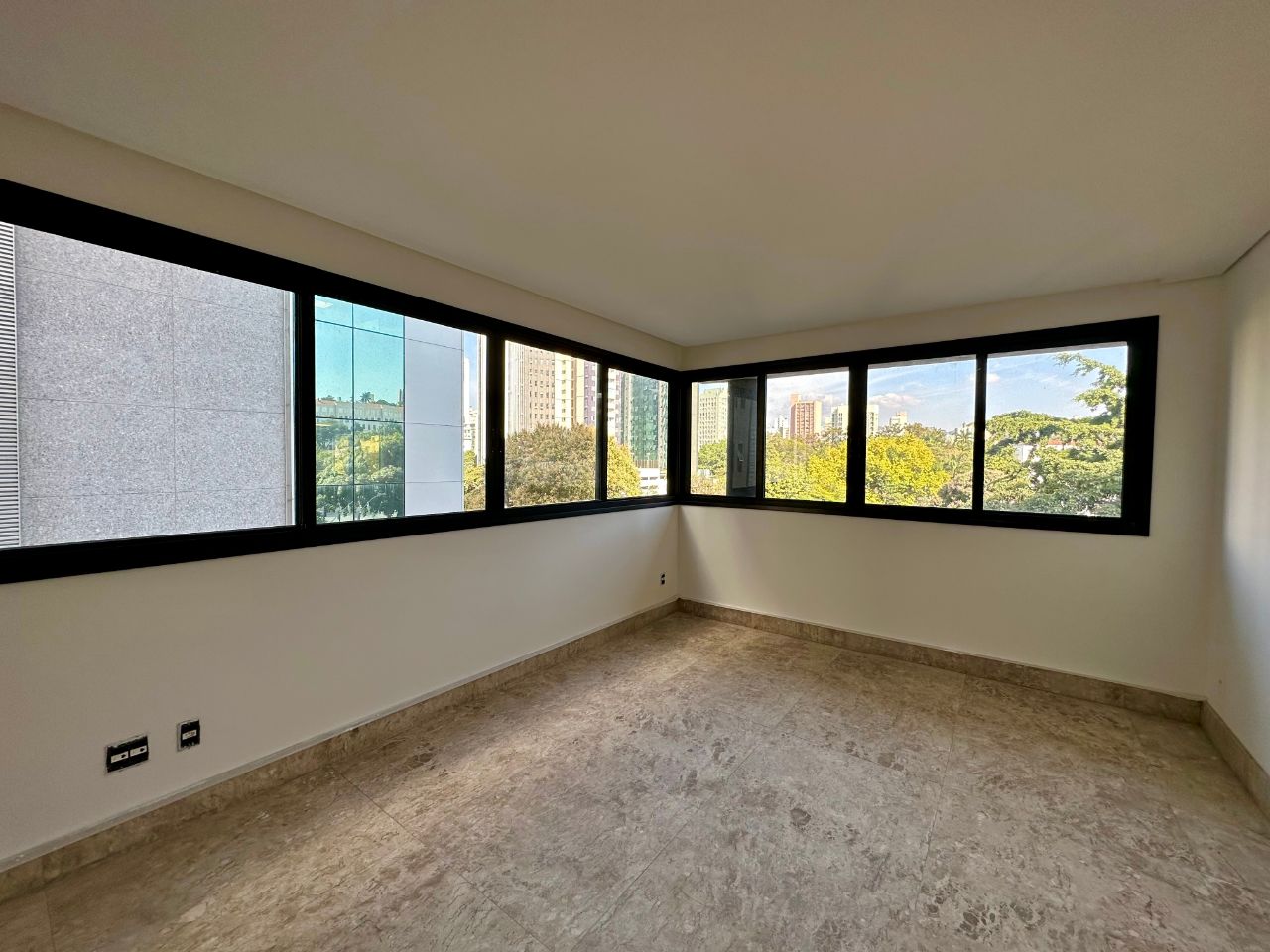 Apartamento à venda com 4 quartos, 205m² - Foto 2