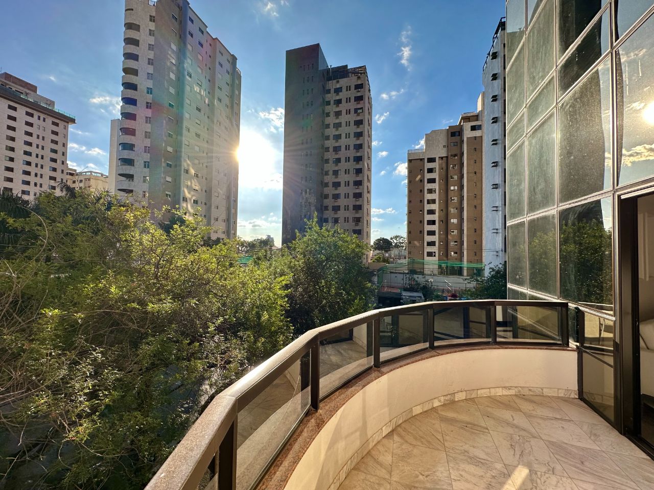 Apartamento à venda com 4 quartos, 230m² - Foto 2