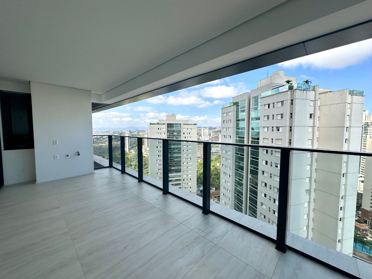 Apartamento à venda com 4 quartos, 225m² - Foto 2