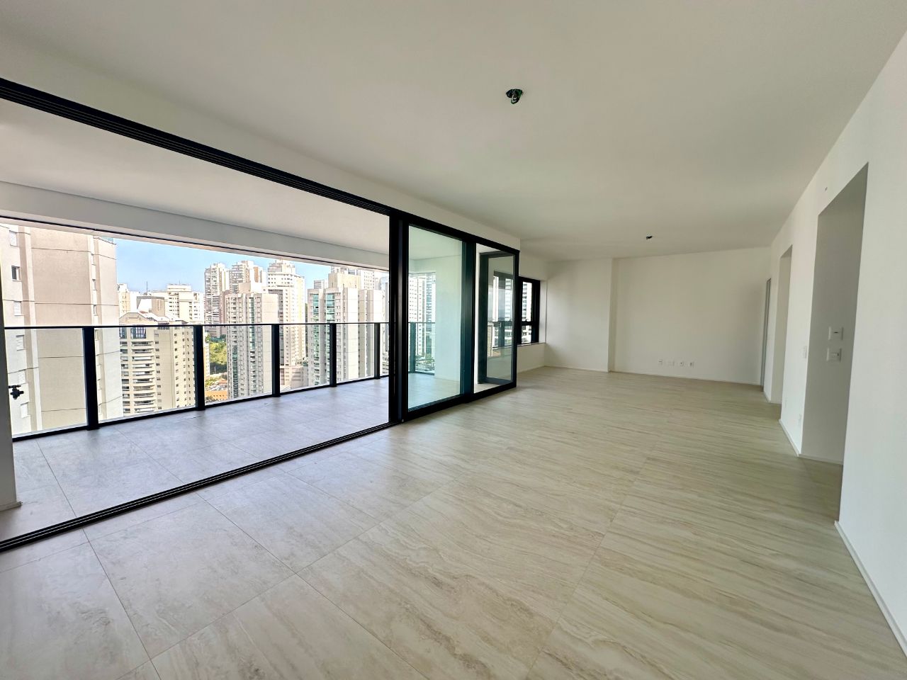 Apartamento à venda com 4 quartos, 225m² - Foto 1