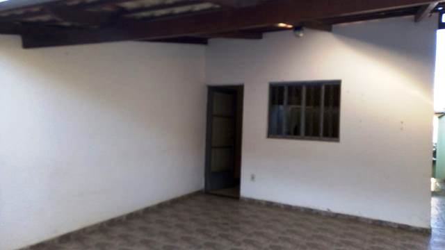 Casa à venda com 3 quartos, 100m² - Foto 1