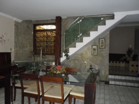 Casa à venda com 4 quartos, 220m² - Foto 1