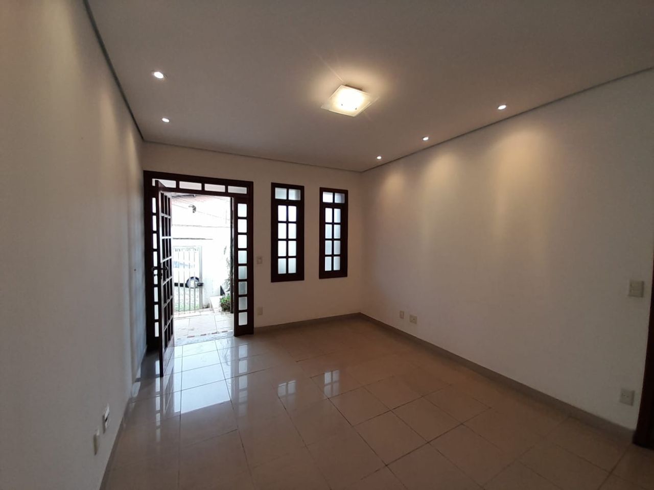 Casa à venda com 3 quartos, 200m² - Foto 1