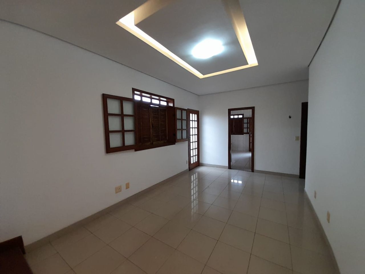Casa à venda com 3 quartos, 200m² - Foto 2