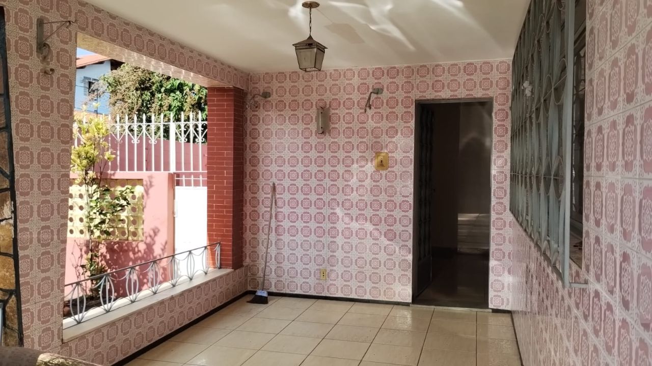 Casa à venda com 6 quartos, 154m² - Foto 1