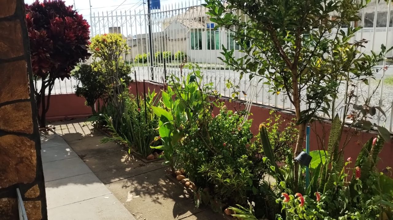 Casa à venda com 6 quartos, 154m² - Foto 2