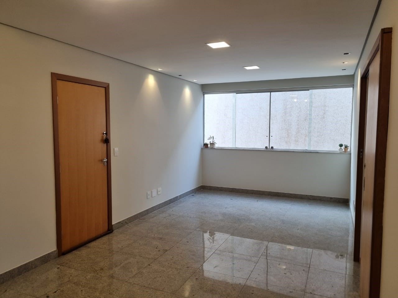 Apartamento à venda com 3 quartos, 87m² - Foto 2