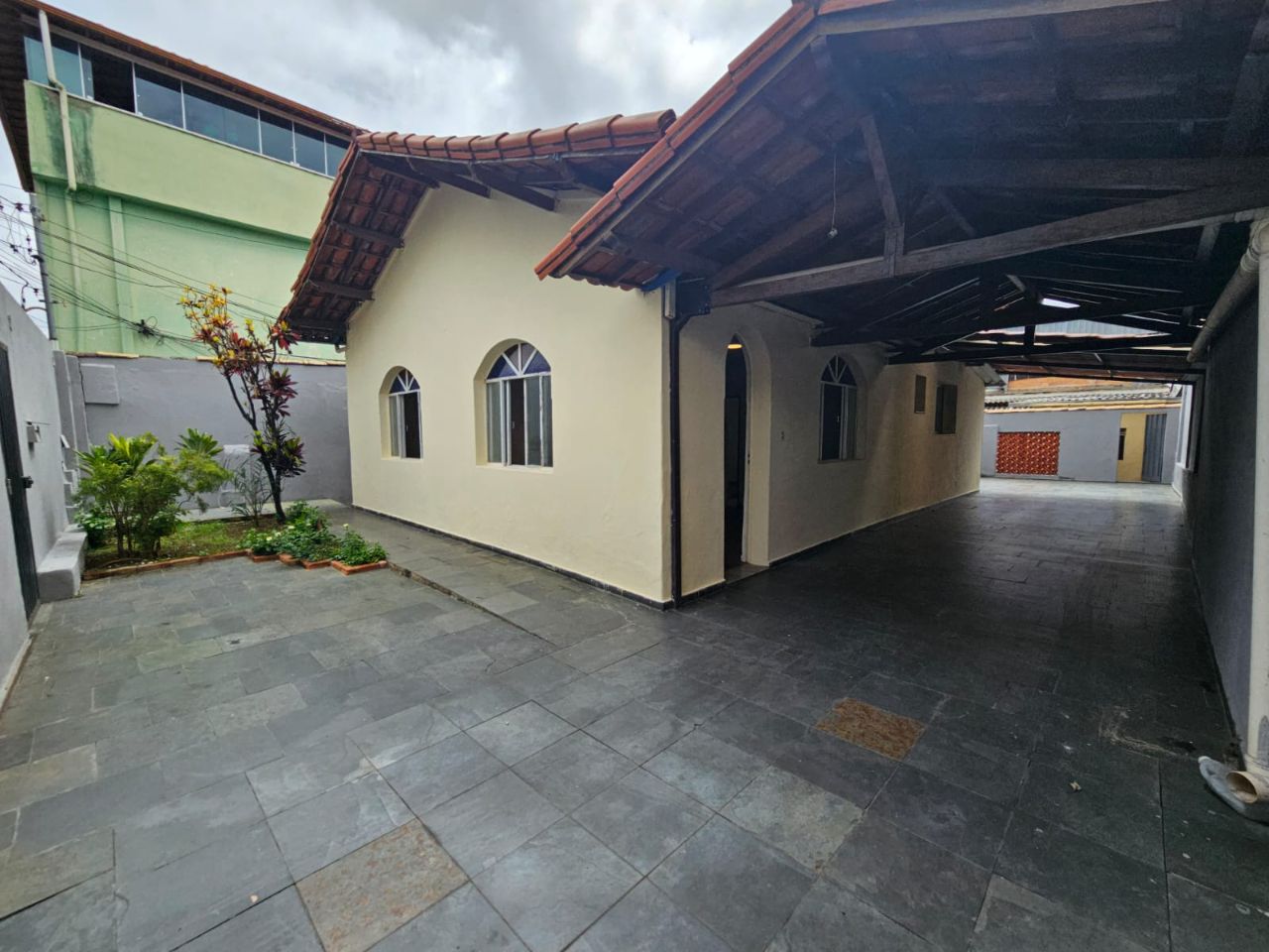 Casa à venda com 3 quartos, 276m² - Foto 1
