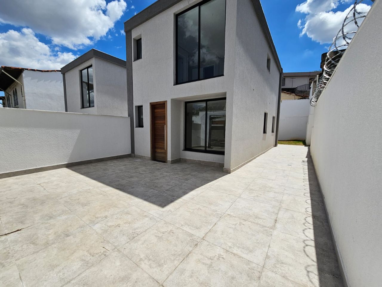 Casa para alugar com 3 quartos, 115m² - Foto 1