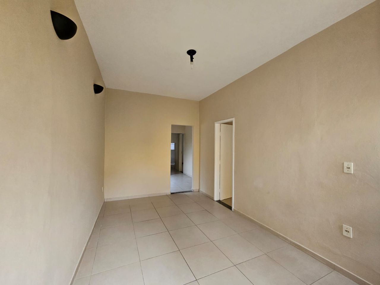 Casa para alugar com 3 quartos, 90m² - Foto 2