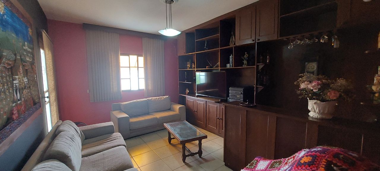 Casa à venda com 3 quartos, 308m² - Foto 1