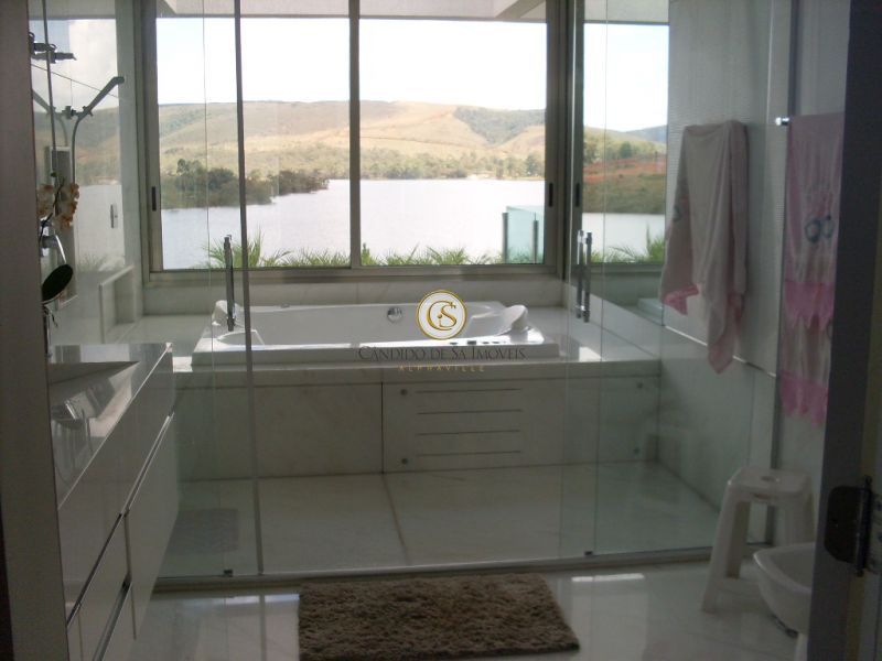Banheiro casal com hidromassagem e vista