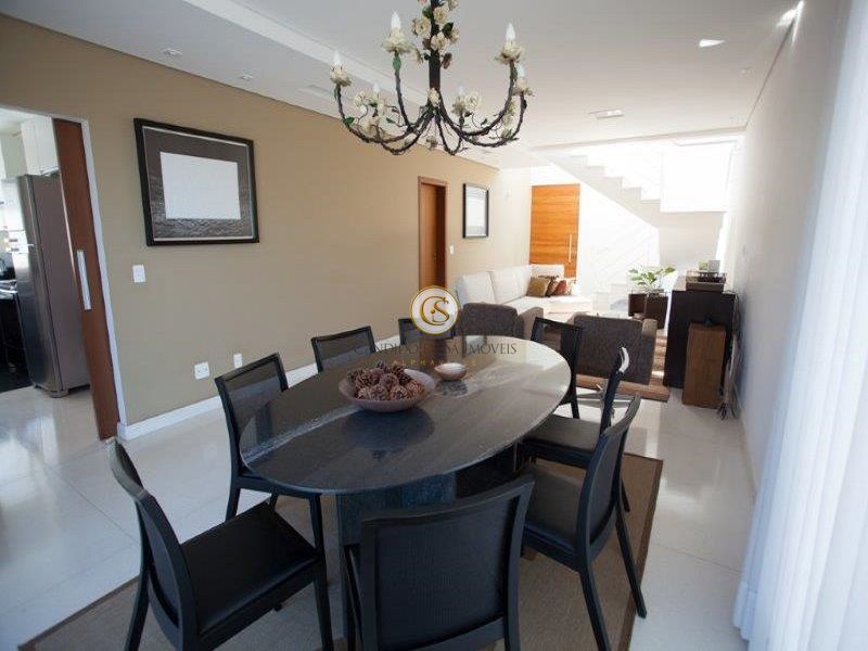 Sala dividida em dois ambientes com piso de porcelanato - 29951