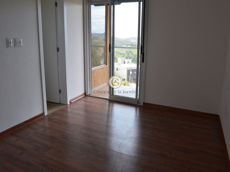 Suíte com varanda e piso laminado em madeira - 3339