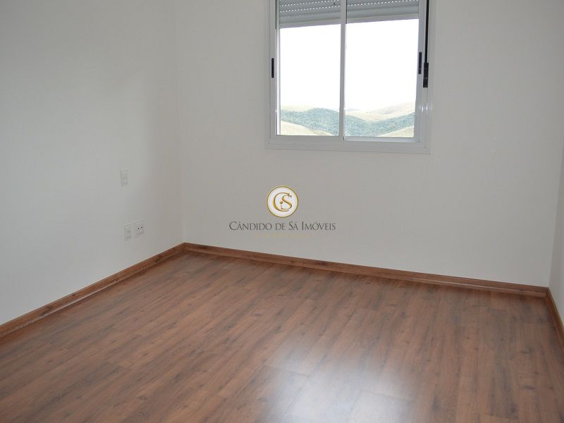 Quarto piso laminado em madeira e veneziana automática - 3339