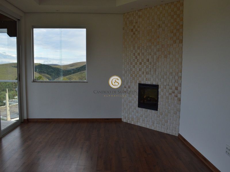 Sala estar íntimo com piso laminado em madeira - 3339
