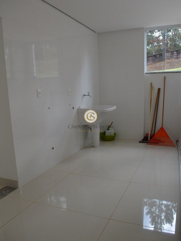 Área de serviço com tanque e piso em porcelanato - 3339