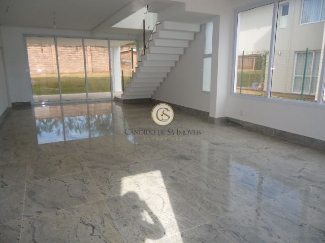 Ampa sala com piso em mármore e porta de correr