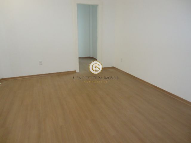 Quarto suíte com piso e rodapé de madeira
