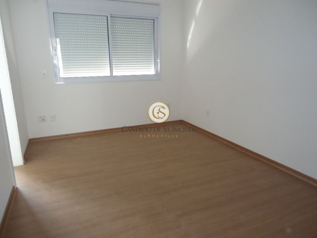 Quarto com piso de madeira e persiana automática