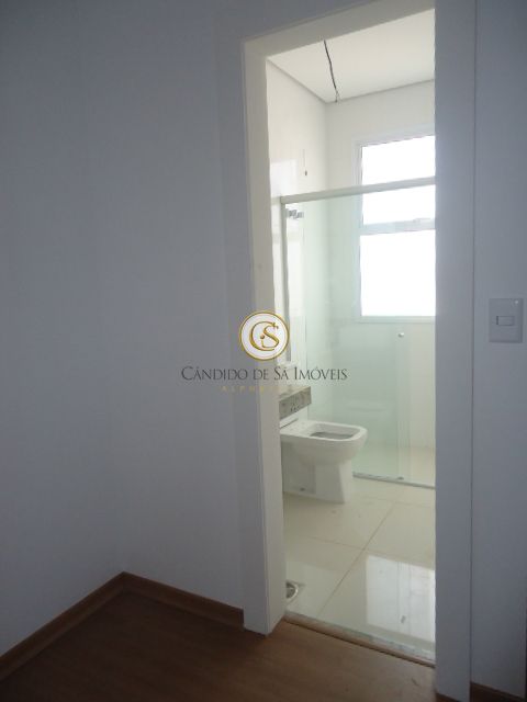 Entrada para banheiro suíte comum com piso de porcelanato, bancada em granito e box