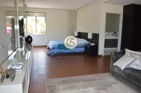 Quarto casal com closet e sofá