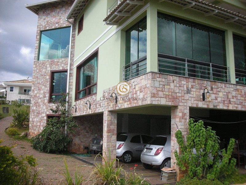 Fundos com garagem coberta - 820