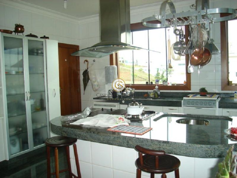 Cozinha com coifa e armários - 820
